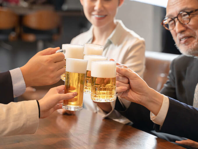 ビールで乾杯する人たち