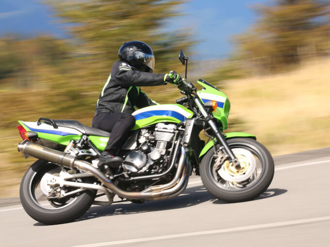 高速を走るバイク