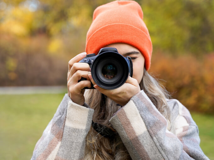 カメラを撮影する女性